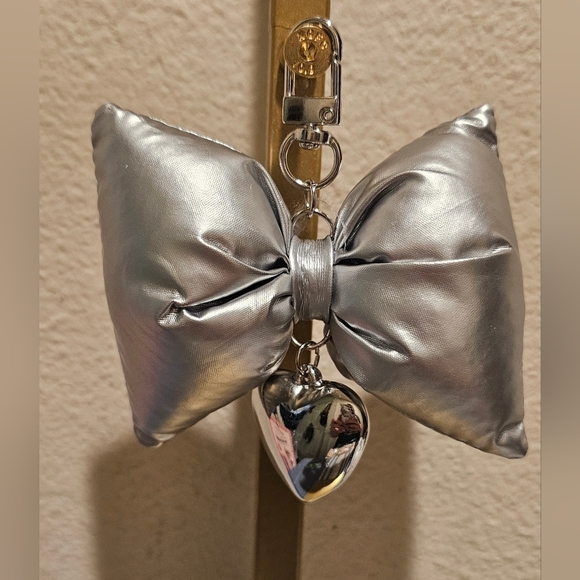 Black Bow Or Grey Bow  Keychain with Silver Heart Charm - Picture 3 of 3